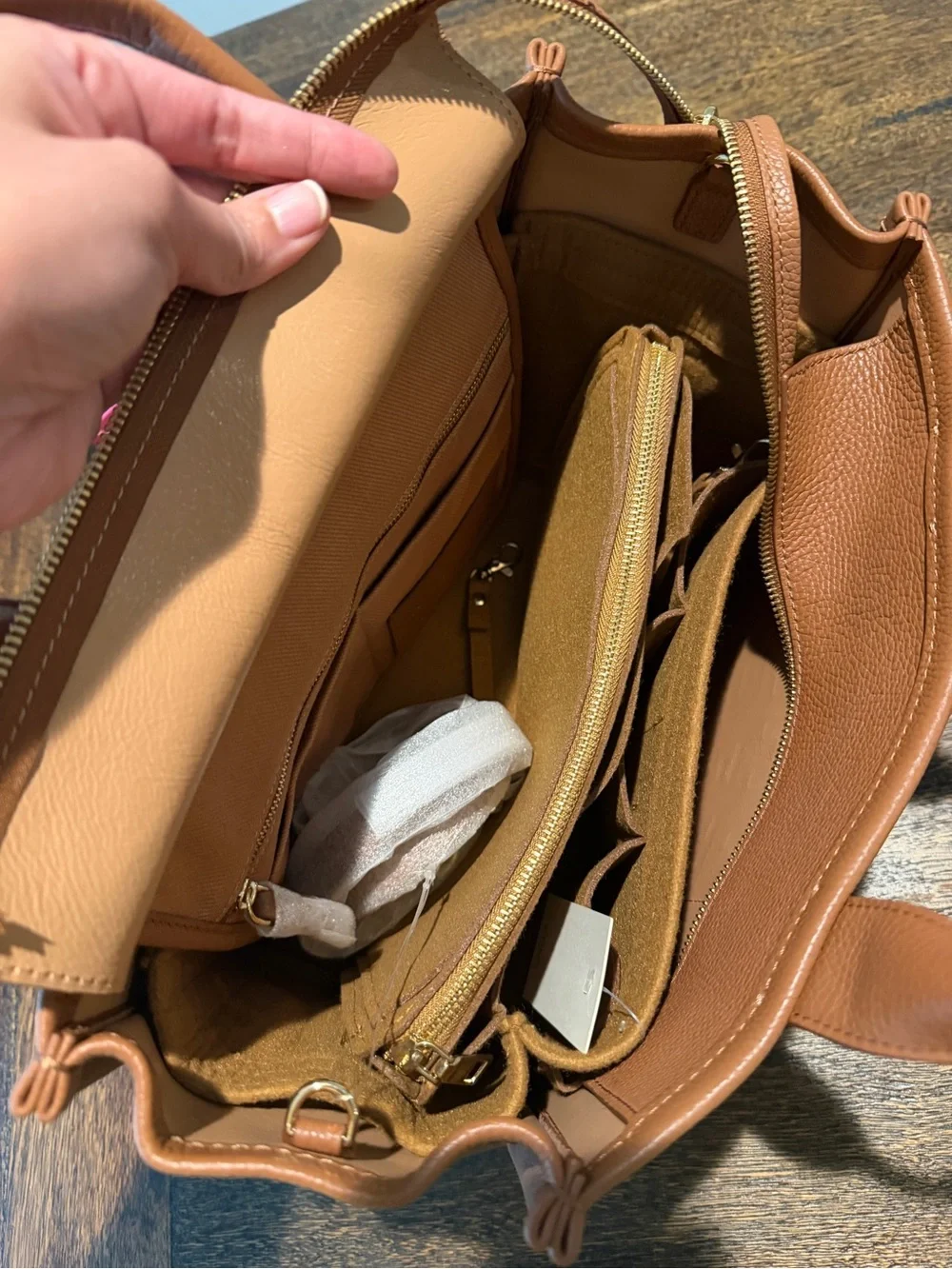 THE LEATHER MEDIUM TOTE BAG by Marc Jacobs
